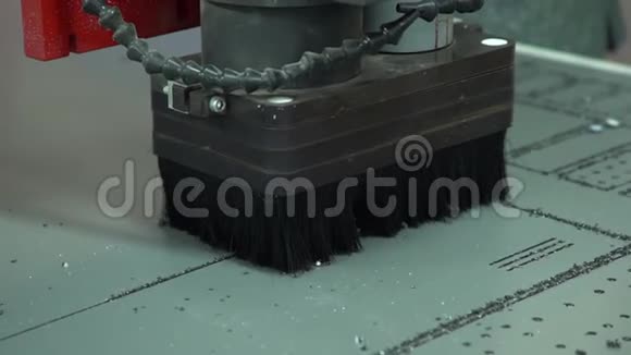 切复合材料的切割工业设备铣削视频的预览图