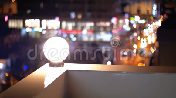 夜晚城市模糊的灯光下从屋顶上看到的景色视频的预览图