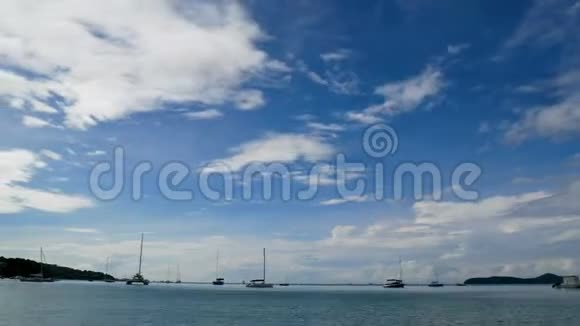 4K夏季时间流逝奥永海滩阳光明媚蓝天多云多艘游艇停泊的海湾景观视频的预览图