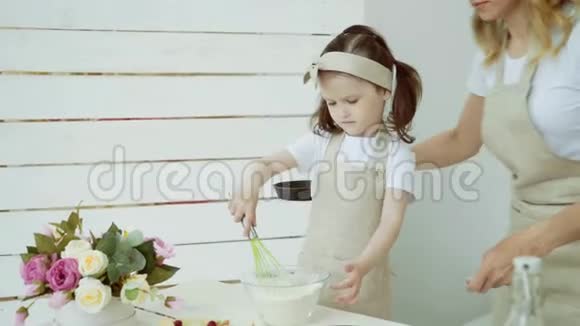一个带着她妈妈饼干的小女孩小女孩在吃煎饼视频的预览图