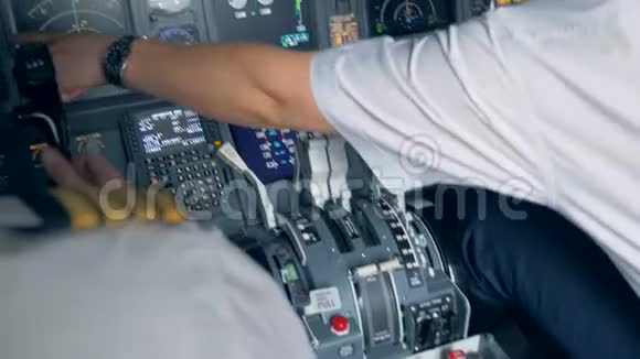 一个飞行员指着驾驶舱屏幕上的东西视频的预览图