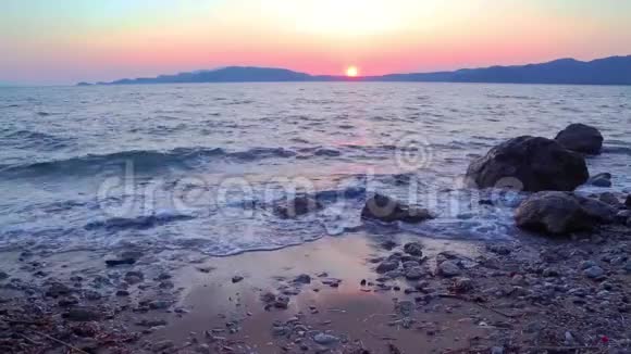 地中海在马尔马里斯的希罗努附近日落时波涛汹涌视频的预览图