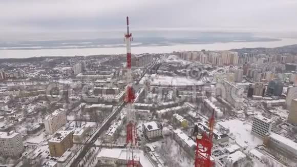 现代城市的高景观图和冬季的日光浴塔建筑视频的预览图