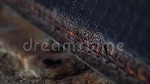 围栏网覆盖锈迹金属腐蚀视频的预览图