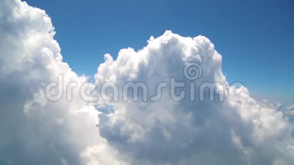 带着云彩飞行从飞机窗口看云彩视频的预览图