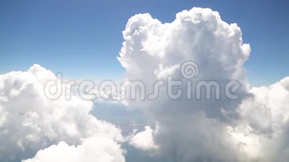 带着云彩飞行从飞机窗口看云彩视频的预览图