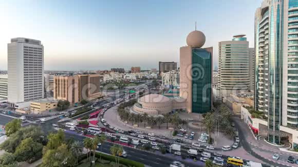 迪拜溪地区被现代建筑和繁忙的交通街道所包围昼夜不停视频的预览图