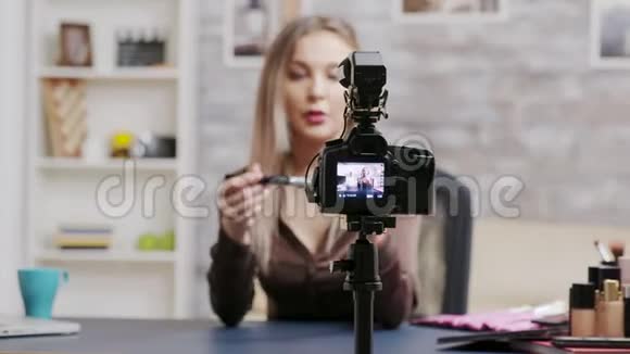 彩妆师为订户录制化妆品教程视频的预览图