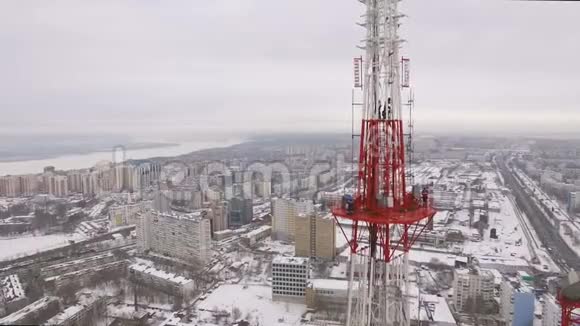 大型城市和电信塔广播和电视广播的空中全景图视频的预览图