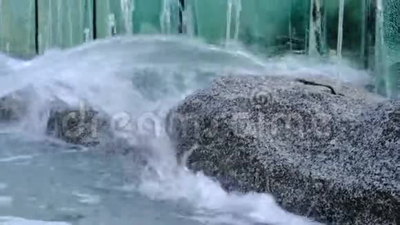 混凝土城市喷泉特写水滴浇筑视频的预览图