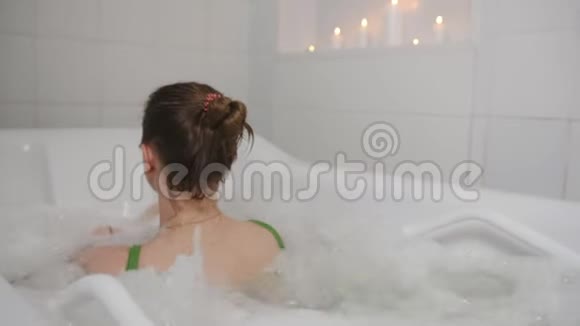 在水疗按摩浴缸里的女人视频的预览图