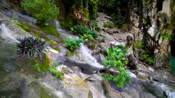 靠近一个小瀑布在马来西亚4K河的石头上溅起水花视频的预览图
