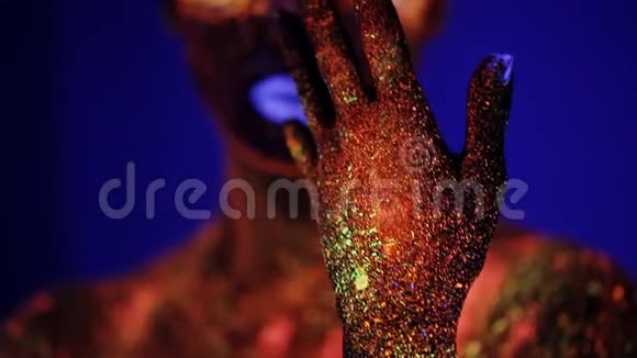 女孩的手在紫外线下发光视频的预览图