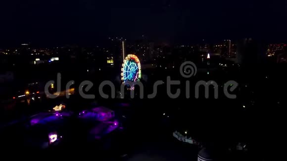 夜间在公园鸟瞰命运之轮削减这是世界上最大的摩天轮之一视频的预览图