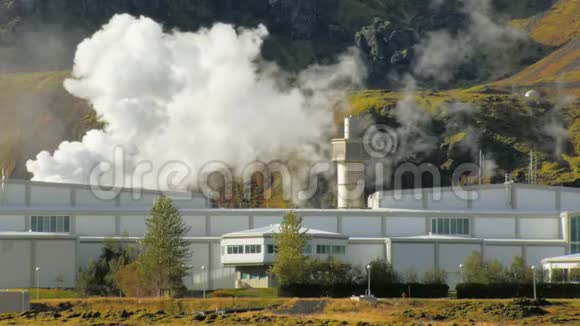 冰岛农村地热发电站建筑群靠近山麓视频的预览图