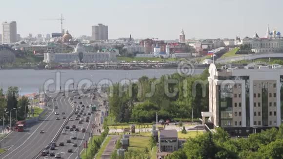 河岸上的宽阔和城市哈萨克斯坦鞑靼斯坦俄罗斯视频的预览图