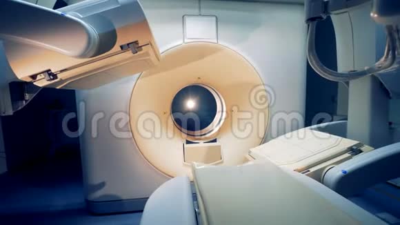 层析扫描平台正在准备中核磁共振仪里没有人视频的预览图