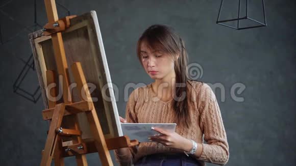 女人热情地画一幅画一位女士在周末喜欢她的爱好视频的预览图