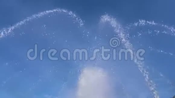 巨大的喷泉喷出的圆形射流视频的预览图