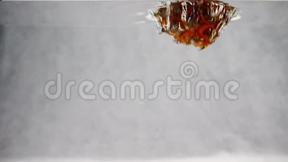 菠萝泡在水里慢动作录像视频的预览图