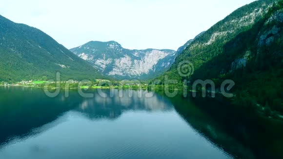 奥地利湖的空中景色和美丽的山景视频的预览图