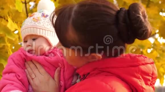 女人抱着婴儿微笑着视频的预览图