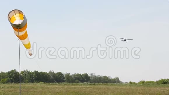 轻型单引擎飞机降落在野战机场飞机坐在绿草上视频的预览图