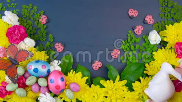 复活节的头顶上在深蓝色的木头上展出新鲜的春花视频的预览图