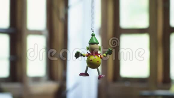 小丑玩具跳跃和返回视频的预览图