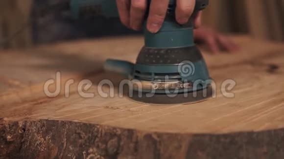 木工手工打磨工艺的近距离拍摄木材粉尘视频的预览图