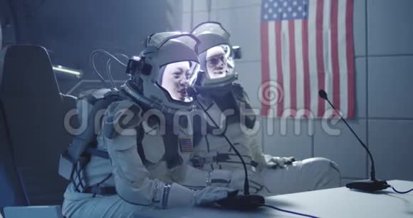 宇航员在飞行前新闻发布会上讲话视频的预览图