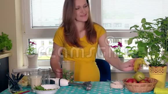 孕妇喜欢用牛奶配制健康的水果鸡尾酒视频的预览图