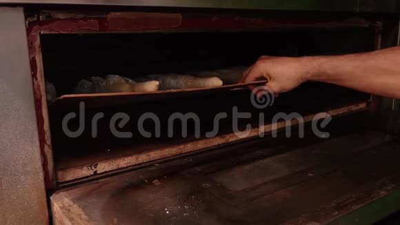 在面包店烤面包视频的预览图