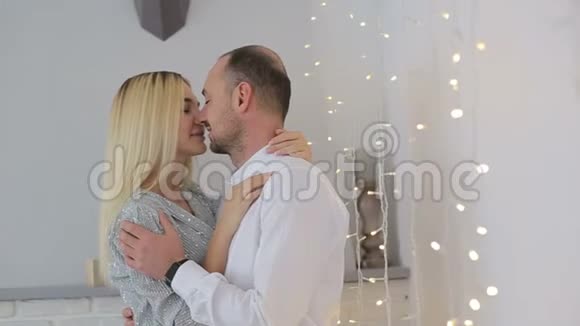 已婚夫妇在家中亲吻童话灯视频的预览图