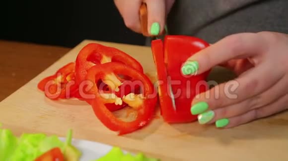 女用手拿刀在木板上切红辣椒视频的预览图