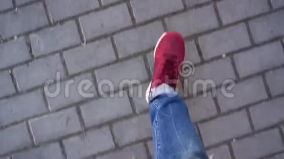穿着运动鞋的男腿沿着人行道走穿着靴子与女腿相遇然后一起行走视频的预览图