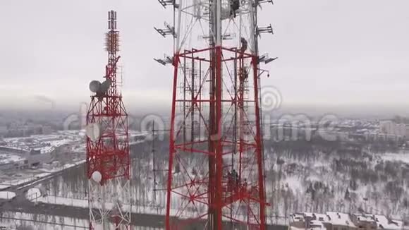 无人机飞过城市全景在冬日里展示了一座高大的电视塔视频的预览图