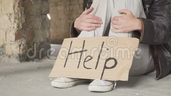 路人把比特币给无家可归的人视频的预览图