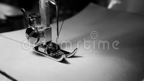 4K镜头将缝纫机针贴在白色织物上运动缓慢颜色黑白视频的预览图