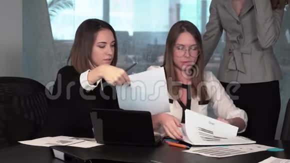 办公室里拿着文件和笔记本电脑的女孩视频的预览图