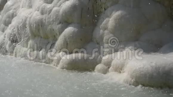 清澈的水流从石灰石大理石山的白山流下来视频的预览图