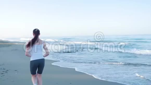 这个女孩从事运动她沿着海滩从摄像机里跑出来视频的预览图
