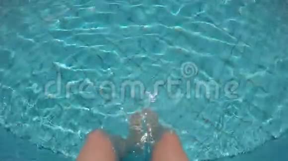 人的腿在游泳池里摇晃水视频的预览图