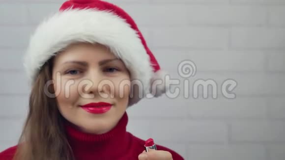 新年快乐圣诞快乐圣诞女孩在镜子前涂口红视频的预览图