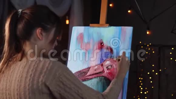 塔拉特阿什正在画一块火烈鸟视频的预览图