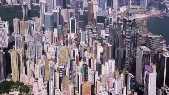 从一个发达的香港城市的飞行无人驾驶飞机上空中现代摩天大楼与当代设计中国视频的预览图
