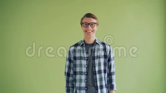 绿色背景下快乐的人嬉皮士微笑的肖像视频的预览图