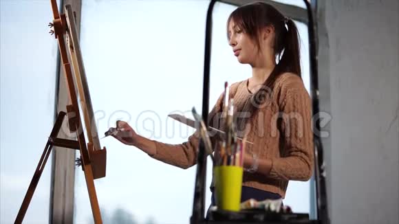 才华横溢的女人正在艺术工作室里画她的作品视频的预览图