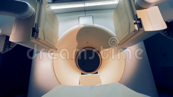 两个断层扫描屏幕越来越近越来越低无病人住院CT扫描仪视频的预览图