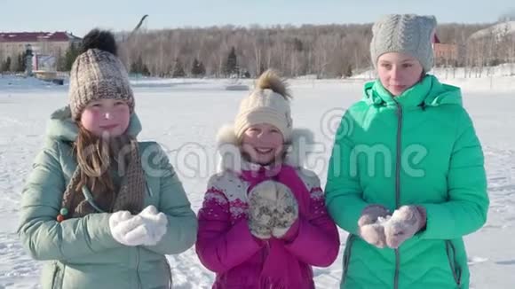 欢乐的孩子们把雪扔起来在新鲜的空气中在冬天跳4K视频的预览图